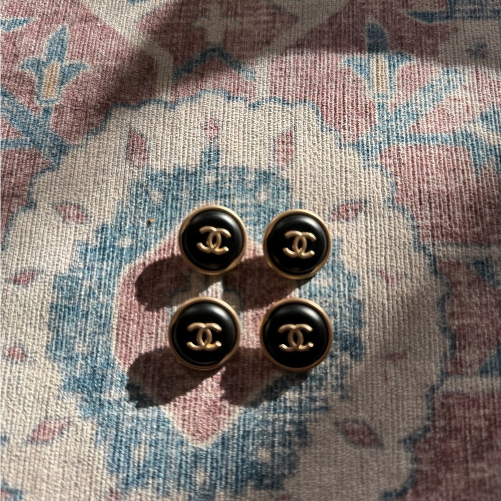 CHANEL 2 GOLD TONE, black METAL BUTTONS CC LOGO 22 MM LOT 4 vintage - Picture 4 of 4